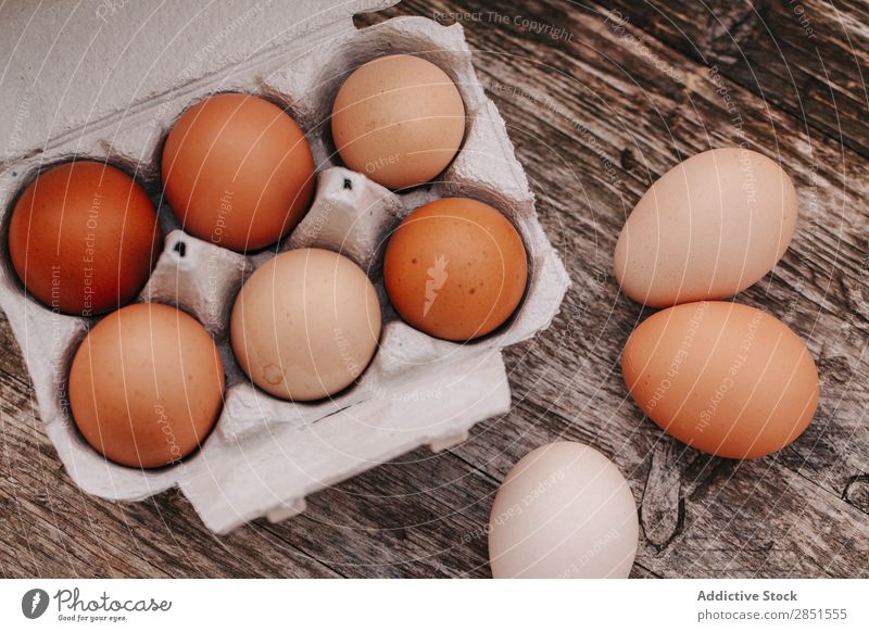 Eier auf einem Holztisch Tisch Hintergrundbild Kasten legen Länder Dorf flach Lebensmittel Top Bauernhof weiß frisch Zutaten Ostern Frühstück Hähnchen