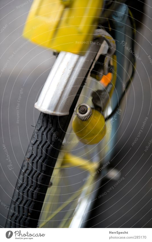 Frisch gestrichen Fahrrad alt außergewöhnlich einzigartig gelb selbstgemacht Farbstoff lackiert Fahrraddynamo Dynamo Reifen Licht Scheinwerfer Speichen Nabe Rad