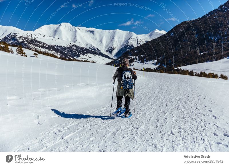 Ein Mann, der durch den Schnee geht. wandern laufen Trekking weiß Winter Schneeschuhe Natur Lifestyle Berge u. Gebirge Aktion kalt Himmel Klettern 2 Rucksack