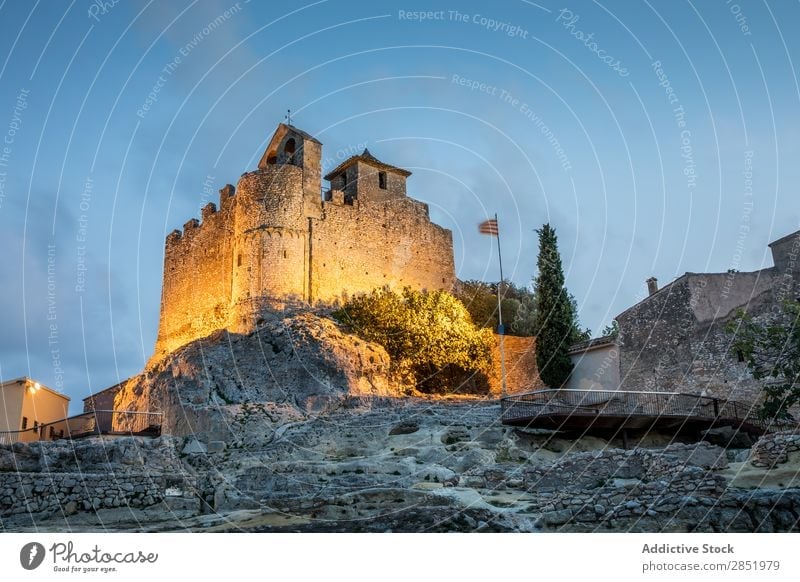 Mittelalterliche Burg in der blauen Stunde Burg oder Schloss Stein Felsen mittelalterlich Spanien calafell Wahrzeichen Katalonien Stadt antik Himmel
