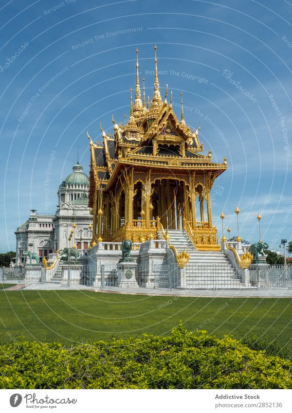 Schönes großes goldenes Gebäude asiatisch Tradition mehrfarbig Tempel Asien Palast Rasen grün Architektur Kultur alt Tourismus Ferien & Urlaub & Reisen Design
