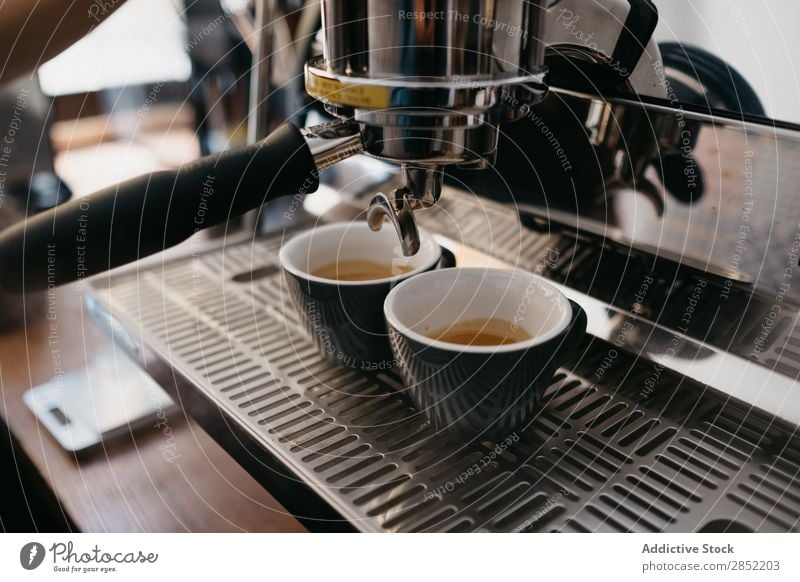 Professioneller Kaffeezubereitungsprozess Tasse Herstellerin trinken Espresso Café kaufen braun Barista heiß Maschine Morgen Frühstück Cappuccino Tisch