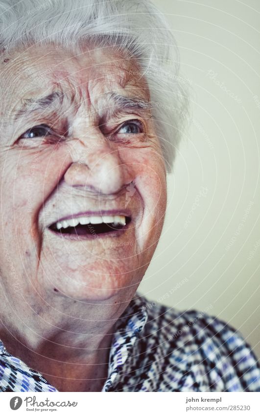 Die Hundertjährige Mensch Weiblicher Senior Frau Großeltern Großmutter Gesicht 1 60 und älter weißhaarig Locken alt lachen Glück Lebensfreude Optimismus