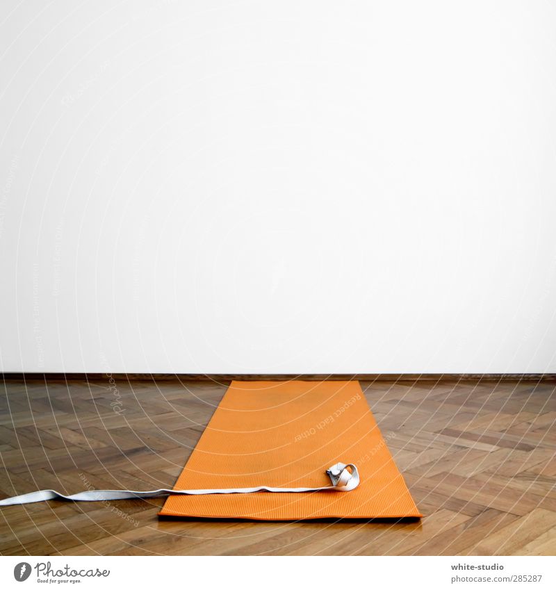 Üb ein bisschen Yoga mit mir! Sport Fitness Sport-Training Turnen ruhig Denken Yogamatte Matten Rolle Schnur Parkett Fischgrätenmuster orange Altbau Iyengar BKS