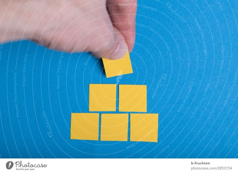 Pyramide bauen lernen Baustelle Business Karriere Hand Finger Papier Zeichen wählen gebrauchen festhalten einfach Erfolg blau gelb Qualität Baustein Stapel