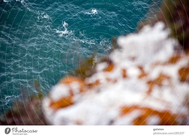deep view Wassersport Natur Urelemente Wetter Wind Moos Hügel Felsen Wellen Küste Bucht Meer Insel Gischt Fernglas Stein beobachten tauchen bedrohlich eckig