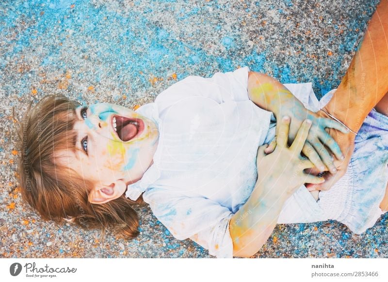 Kleines Mädchen schmutzig von Farbe Lifestyle Stil Freude Glück Leben Spielen Kindererziehung Kindergarten Schule Mensch feminin Kleinkind