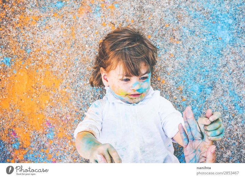 Kleines Mädchen schmutzig von Farbe Lifestyle Stil Freude Leben Freizeit & Hobby Spielen Kinderspiel Kindererziehung Kindergarten Schule Mensch feminin