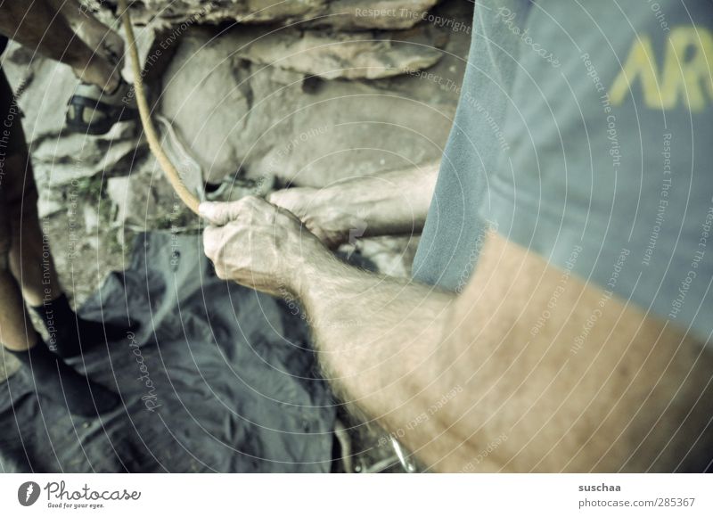 klettern II Sport Klettern Bergsteigen Mensch maskulin Mann Erwachsene Körper Haut Arme Hand Fuß 2 45-60 Jahre Stein Zusammenhalt Vorbereitung halten Felsen