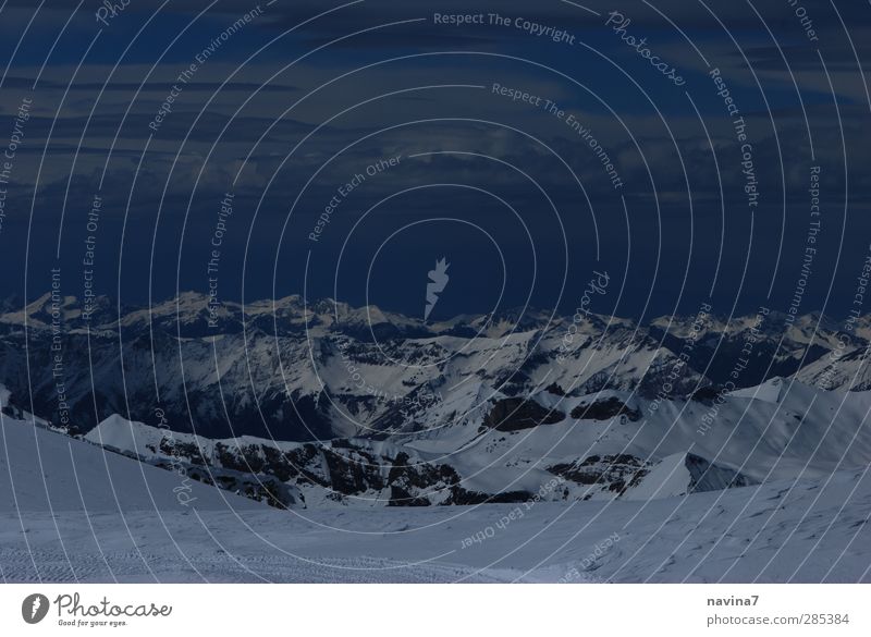 Gipfeltreffen Umwelt Natur Landschaft Urelemente Himmel Wolken Horizont Winter Schnee Alpen Berge u. Gebirge Ferne Unendlichkeit Sauberkeit blau weiß Abenteuer
