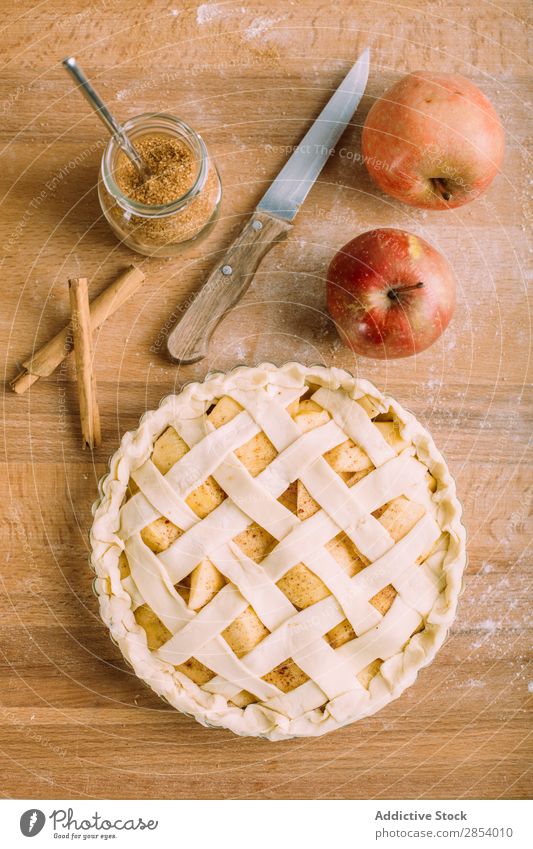 Hausgemachter Apfelkuchen Amerikaner Herbst Bäckerei Kuchen Zimt Dessert Mehl Lebensmittel frisch Frucht gold gebastelt Messer Overhead Backwaren Pasteten