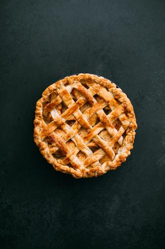 Hausgemachter Apfelkuchen Amerikaner Herbst Bäckerei Kuchen Zimt Dessert Mehl Lebensmittel frisch Frucht gold gebastelt Overhead Backwaren Pasteten rustikal