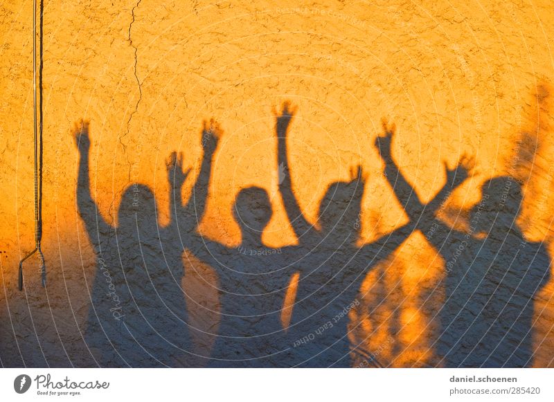 geschafft Obama Mensch 4 Menschengruppe gelb gold orange Gefühle Freude Glück Fröhlichkeit Lebensfreude winken Farbfoto Textfreiraum oben Sonnenlicht