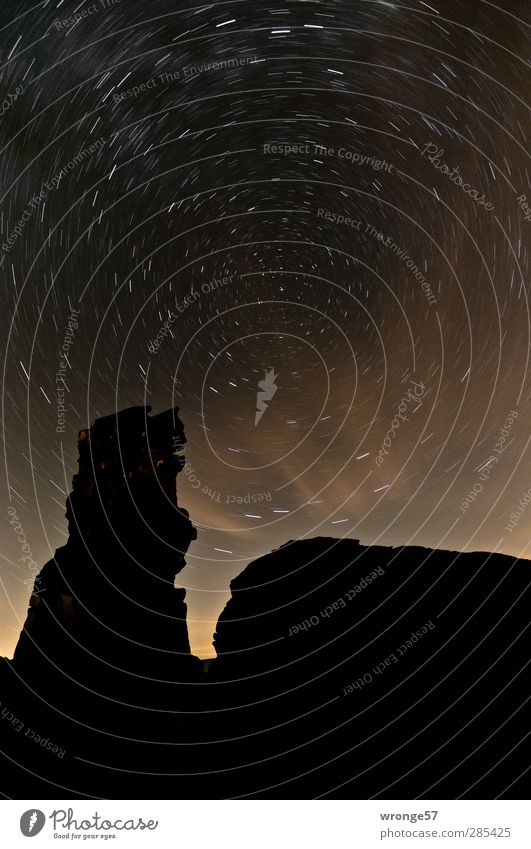 Heulender Hund II Natur Landschaft Himmel Nachthimmel Stern Hügel Felsen Berge u. Gebirge Harz dunkel schwarz Unendlichkeit Sternenspuren Sternenhimmel