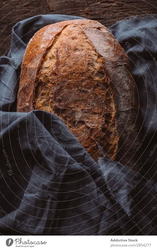 Rustikaler Laib aus handwerklichem Brot backen Bäckerei Kohlenhydrat dunkel Mehl Lebensmittel frisch selbstgebacken Brotlaib Stimmung rustikal Weizen
