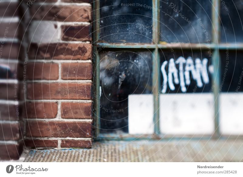 .....weiche von mir Stadtrand Haus Fabrik Gebäude Architektur Mauer Wand Fassade Fenster Zeichen Schriftzeichen Graffiti bedrohlich gruselig Angst