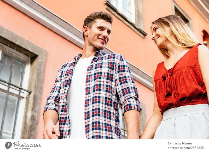 Romantisches junges Paar beim Spaziergang durch die Stadt. laufen Partnerschaft Liebe Jugendliche Glück lachen Lächeln Mensch Sommer Straße Großstadt Europa