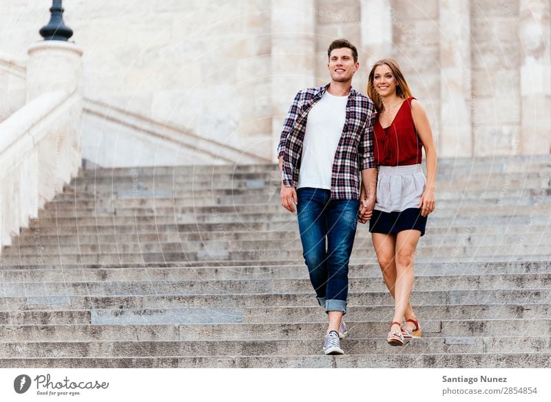 Romantisches junges Paar beim Spaziergang durch die Stadt. laufen Partnerschaft Liebe Jugendliche Glück lachen Lächeln Mensch Treppe gehen abwärts Sommer Straße