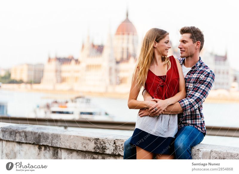 Ein junges, liebevolles Paar, das sich in der Stadt Budapest umarmt. Liebe Frau Partnerschaft Jugendliche schön Umarmen Romantik Fröhlichkeit Küssen romantisch