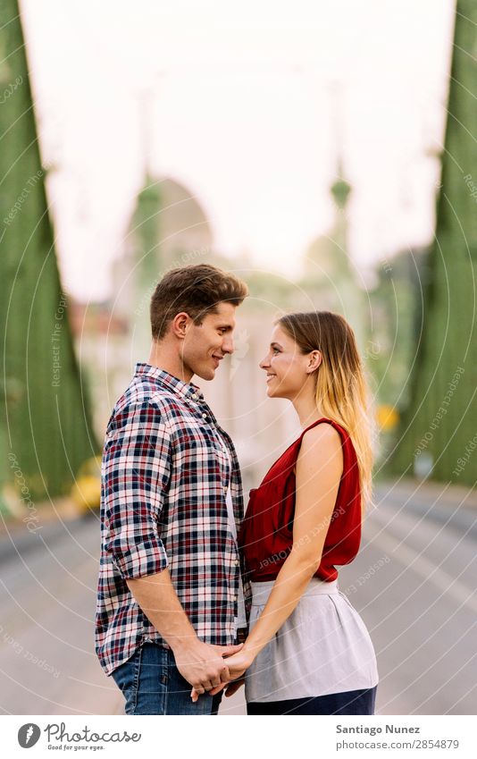Ein junges, liebevolles Paar, das sich auf der Straße umarmt. Liebe Frau Partnerschaft Jugendliche schön Umarmen Romantik Fröhlichkeit Küssen romantisch Lächeln