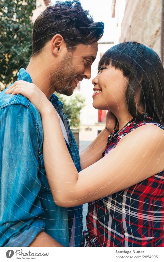 Porträt eines glücklichen, schönen Paares isoliert auf der Straße Erwachsene Zuneigung asiatisch attraktiv Junge boyfried Freund lässig Kaukasier Chinese