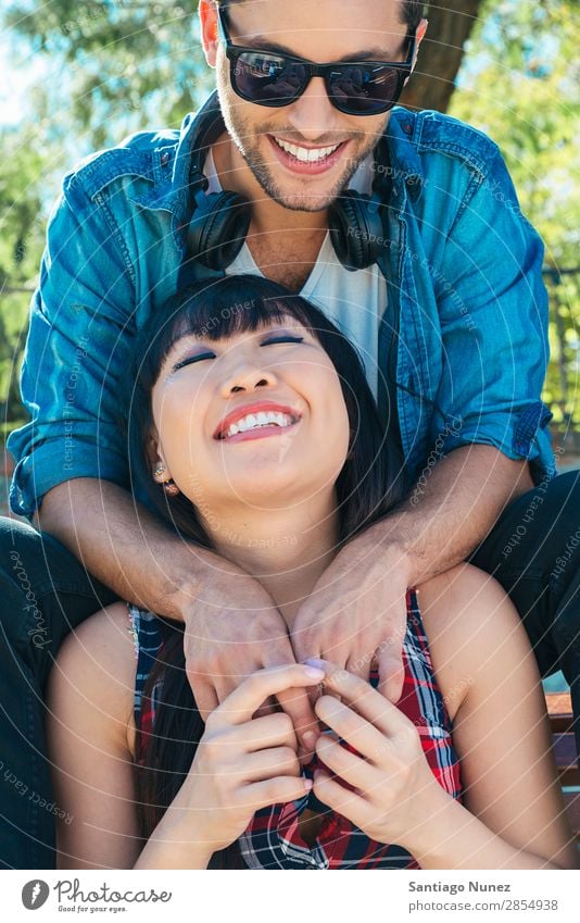 Porträt eines glücklichen, schönen Paares isoliert auf der Straße Erwachsene Zuneigung asiatisch attraktiv Bank Junge boyfried Freund lässig Kaukasier Chinese