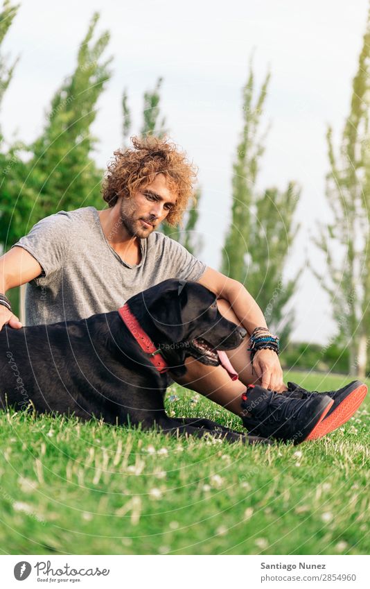 Der Mann hat Spaß mit seinem Hund. Haustier Park Besitzer Mensch grün anleinen laufen Tier rennen Glück Aktion Erwachsene Kaukasier Freundschaft Freude Gras Typ