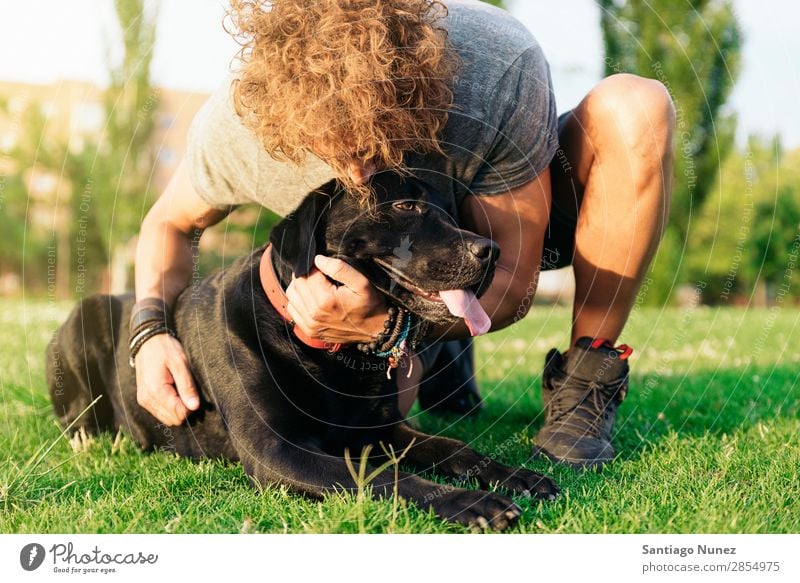 Der Mann hat Spaß mit seinem Hund. Haustier Park Besitzer Mensch grün anleinen laufen Tier rennen Glück Lifestyle Erwachsene Typ Sommer Kaukasier Freude Gras