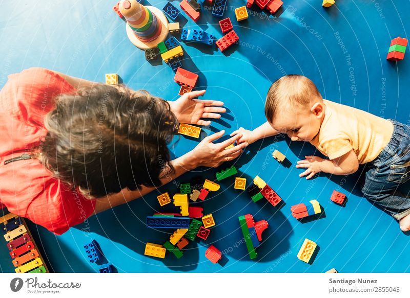 Kind Junge und Mutter beim Spielen. Baby Kinderbetreuung Kindergarten Lehre Schule Familie & Verwandtschaft lernen Spielzeug Kleinkind klein Lifestyle lehrreich