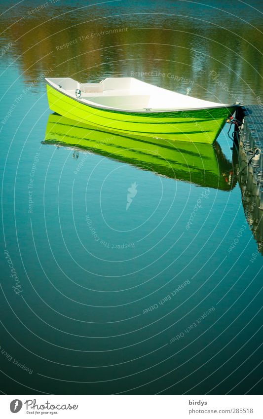 green boat on a blue lake Wasser Seeufer Ruderboot Anlegestelle leuchten warten ästhetisch Originalität positiv schön blau grün Stimmung Sehnsucht Farbe Idylle