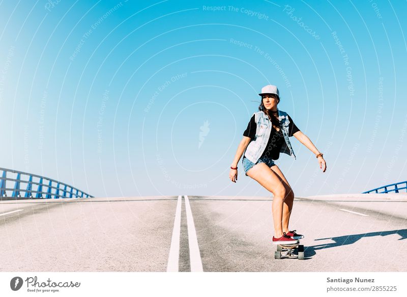 Schöne Skaterin, die auf ihrem Longboard fährt. Mädchen Frau Schlittschuhlaufen Stadt Jugendliche Sport Skateboarding Stil Reiten Schlittschuhe Glück Lächeln