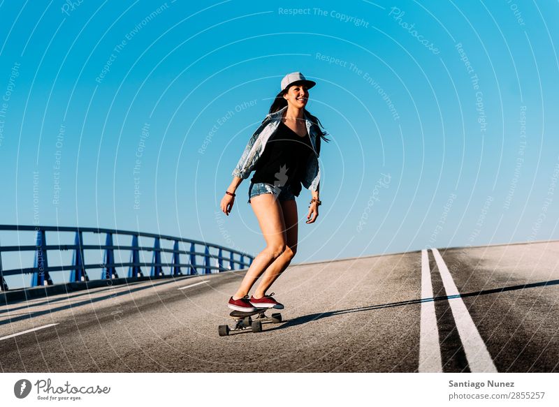 Schöne Skaterin, die auf ihrem Longboard fährt. Mädchen Frau Schlittschuhlaufen Stadt Jugendliche Sport Skateboarding Stil Reiten Schlittschuhe Glück Lächeln