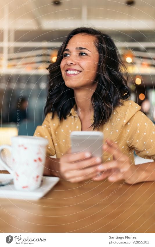 Porträt einer schönen Frau mit Handy. Café Pause Kaffee sitzen Gerät Telefon Business 1 hübsch PDA Halt Mobile Lächeln Lifestyle Mensch Glück
