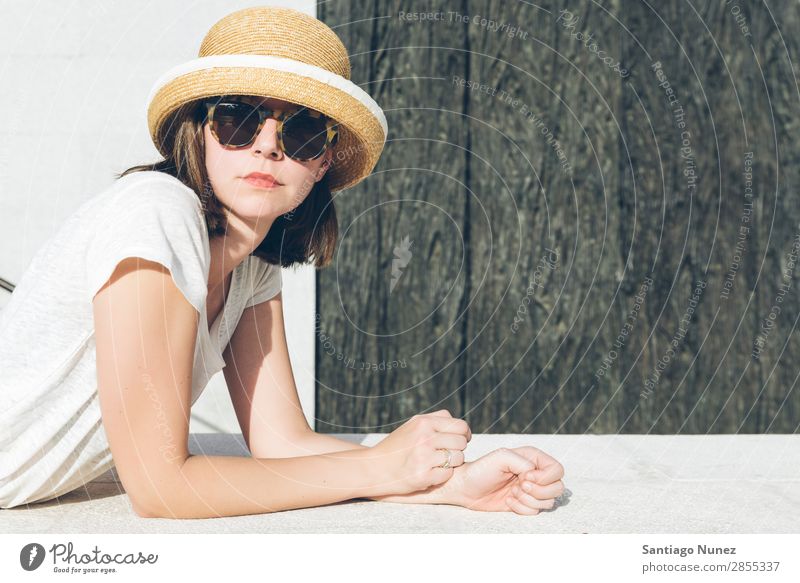 junges lässiges Mädchen mit Hut und Sonnenbrille Erwachsene schön Beautyfotografie Kaukasier Mode Frau Flirten Brillenträger Hippie Schickimicki