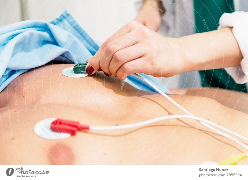 EKG-Elektroden am Patienten Unterstützung wach Wachsamkeit Arrhythmien schlagend Blut Kardiogramm Fürsorge Check-up Klinik klinisch Krankheit Arzt ecg ekg