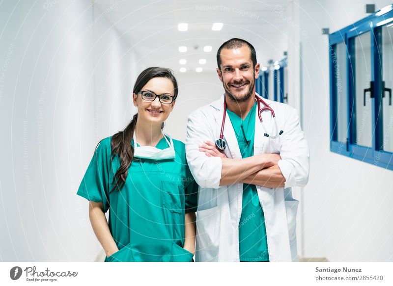 Lächelndes Arzt- und Krankenschwesterporträt. Klinik selbstbewußt Mitarbeiterin Untersuchen Frau Mädchen Hand Glück Gesundheit Gesundheitswesen Krankenhaus