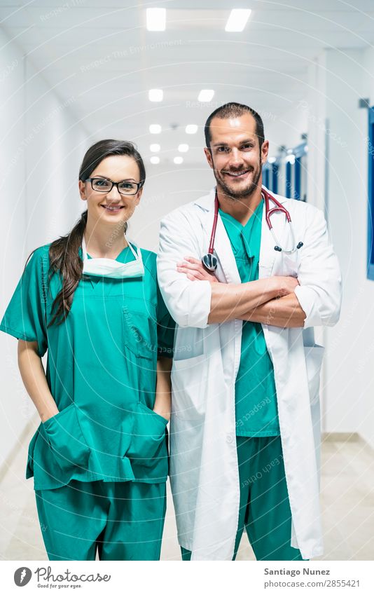 Lächelndes Arzt- und Krankenschwesternporträt Klinik selbstbewußt Mitarbeiterin Untersuchen Frau Mädchen Hand Glück Gesundheit Gesundheitswesen Krankenhaus