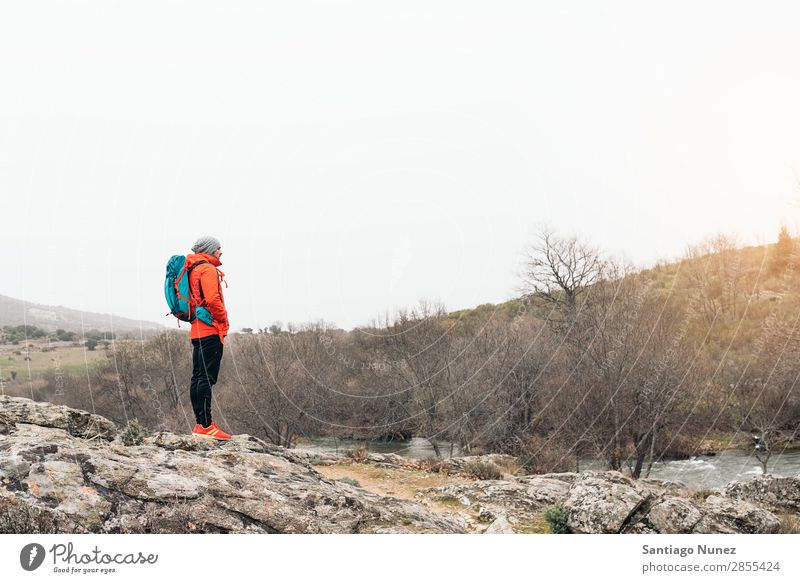 Junger Backpacker, der die Natur genießt. wandern Wanderer Trekking Alpinismus Bergsteiger laufen Berge u. Gebirge Expedition Jugendliche Sport