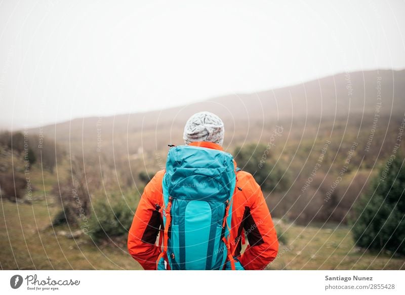 Junger Backpacker, der die Natur genießt. wandern Wanderer Trekking Alpinismus Bergsteiger laufen Berge u. Gebirge Expedition Jugendliche Sport