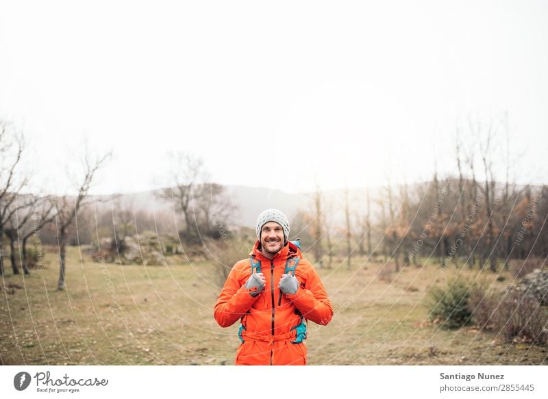 Junger Backpacker, der die Natur genießt. wandern Wanderer Trekking Porträt Alpinismus Bergsteiger laufen Berge u. Gebirge Expedition Jugendliche Sport