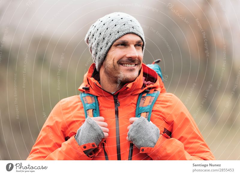 Junger Backpacker, der die Natur genießt. wandern Wanderer Trekking Porträt Alpinismus Bergsteiger laufen Berge u. Gebirge Expedition Jugendliche Sport