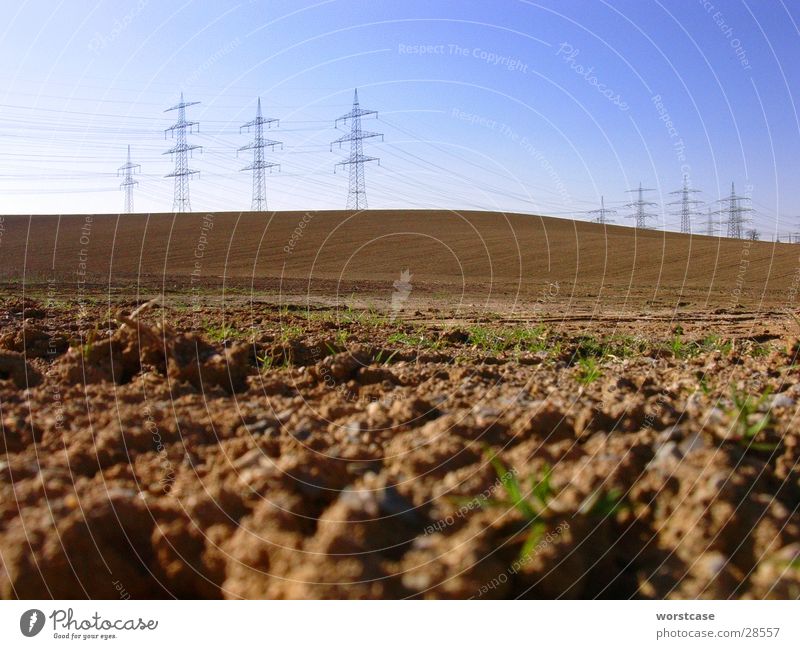 Landschaft mit Strommasten braun Hügel Weitwinkel Bodenbelag Kabel Himmel Erde