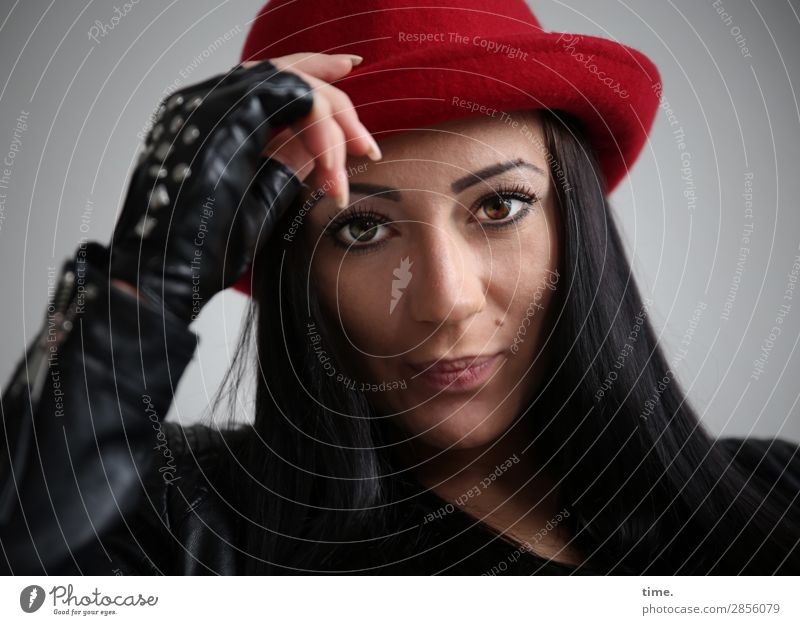Nastya feminin Frau Erwachsene 1 Mensch Jacke Handschuhe Hut schwarzhaarig langhaarig beobachten Denken festhalten Blick ästhetisch dunkel schön Coolness