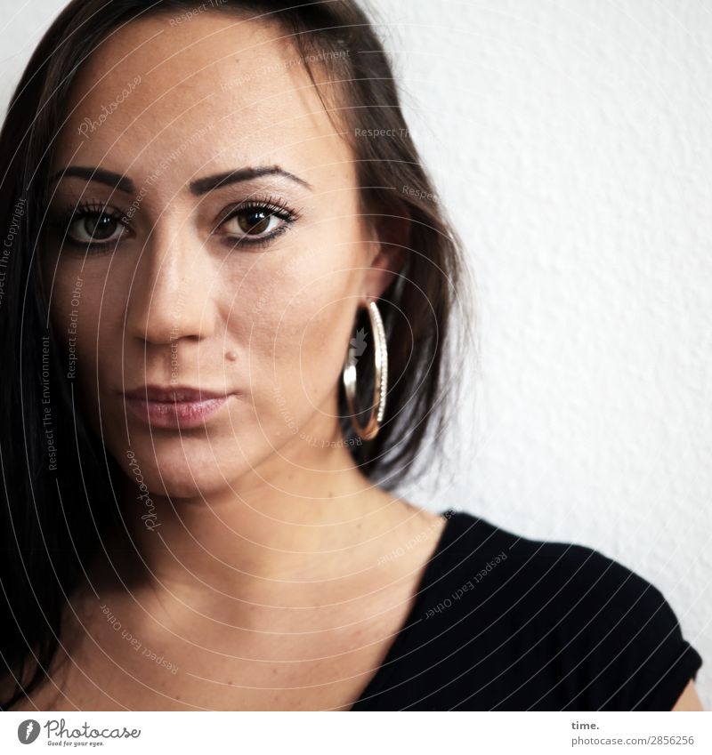 Nastya feminin Frau Erwachsene 1 Mensch T-Shirt Ohrringe schwarzhaarig langhaarig beobachten Denken Blick Traurigkeit dunkel schön Wärme Gefühle Leben Sorge