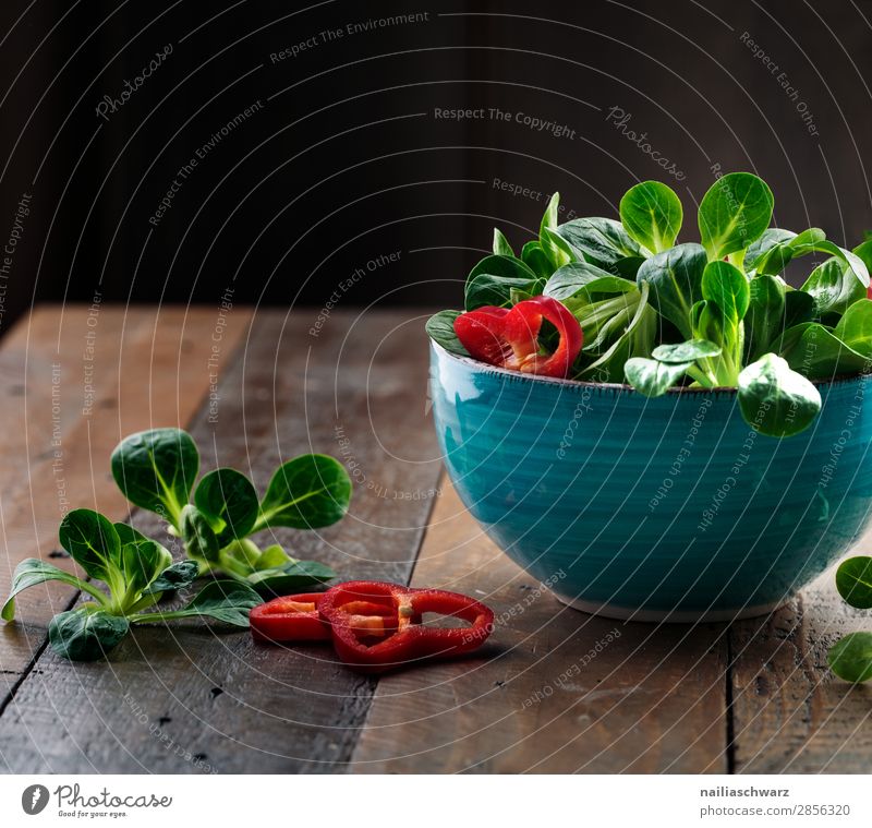 Frischer Maissalat Salatbeilage Kornsalat Feldsalat mâche mache Fetticus feldsalat Kopfsalat Paprika rot grün geburtsfrisch organisch Schalen & Schüsseln