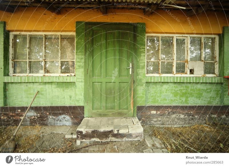 Grün ist die Hoffnung Haus Bauwerk Gebäude Architektur Fassade Fenster Tür dreckig grün Armut Verfall Vergänglichkeit renovierungsbedürftig alt verlassen