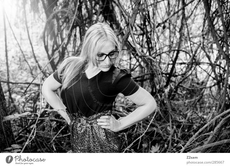 FALL 2012 elegant Stil feminin Junge Frau Jugendliche 18-30 Jahre Erwachsene Natur Landschaft Sonnenlicht Herbst Baum Sträucher Wald Mode Kleid Gürtel Brille
