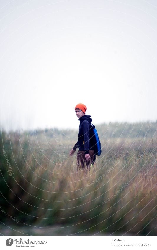 Nerv nicht! wandern Mensch maskulin Junger Mann Jugendliche Leben 1 18-30 Jahre Erwachsene Natur Landschaft Himmel Herbst Gras Küste Mütze laufen Blick Farbfoto
