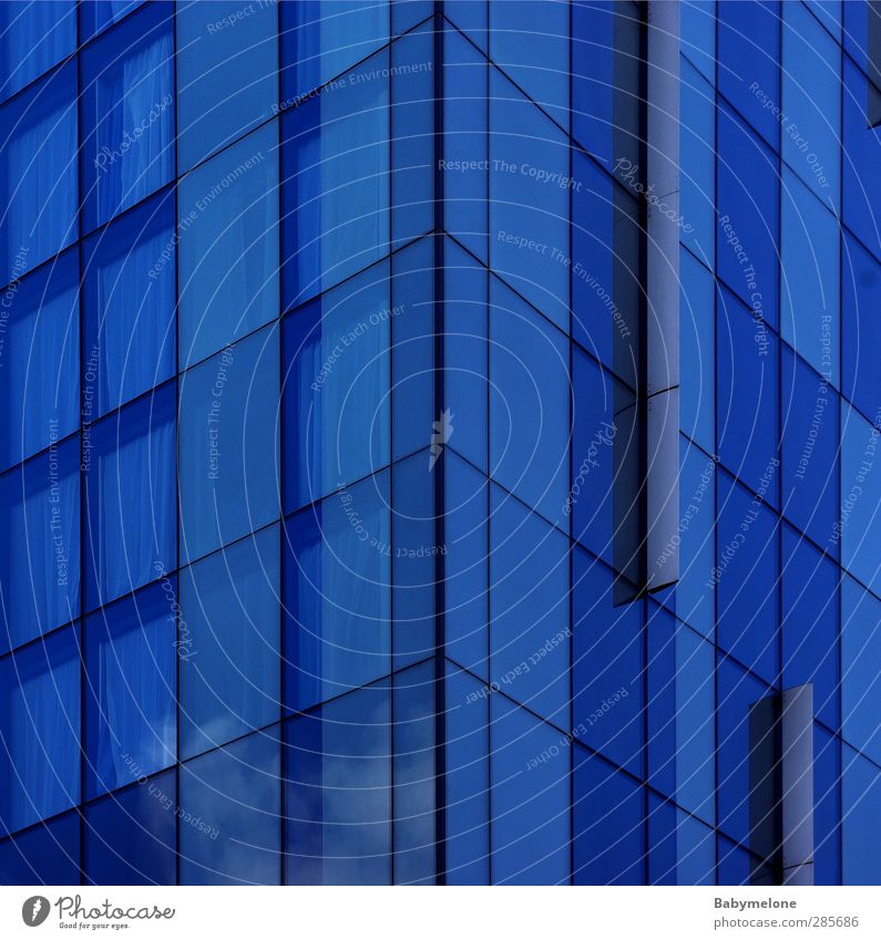 Fenster am Stiel Lifestyle Design Wohnung Haus Hochhaus Bankgebäude Gebäude Häusliches Leben eckig gigantisch glänzend kalt nah blau ästhetisch modern Stil