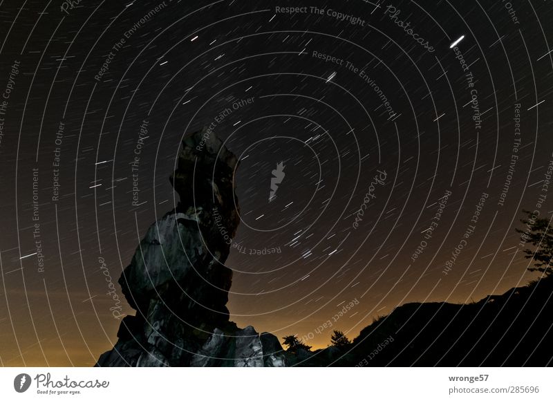 Orions Spur Natur Landschaft Himmel Nachthimmel Stern Herbst Schönes Wetter Felsen Berge u. Gebirge Harz beobachten entdecken Sternenspuren Stativ Sternenbild